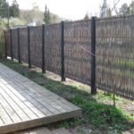 De galvaniserede toppe på stolperne giver et flot helhedsindtryk af pilehgnet.