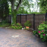 I Ry er dette smukke lodrette pilehegn i sektioner, opført med pilesorten Kanelpil, som er flettet på jernrammer opført med overliggere som beskytter pilen mod regn.