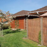 Pilehegnet set udefra vejen.