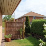 En enkelt pilesektion giver hygge og hindre indkik fra vejen.