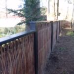 Lodrette pilesektioner med overliggere som følger det naturlige fald i terrenet.