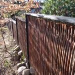 Smukke lodrette pilesektion flettet på jernrammer følger terrenet meget naturligt