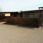 De galvaniserede toppe på stolperne giver et flot helhedsindtryk af pilehegnet.