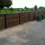 Dobbeltlågen lavet i smedejern som er stratetisk godt placeret i pilehegnet giver nem adgang til haven.