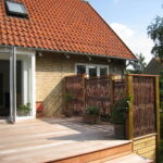 Pilehegnet giver god læ og privatliv på terrassen. Overliggerne beskytter pilen mod regn og forlænger pilens holdbarhed.