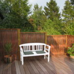 En meget hyggelig terrasse som nu har fået god læ for vinden med de lodrette pilesektioner. Pilesorten Kanelpil er anvendt.