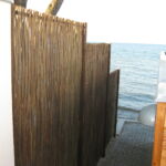 Dette lodrette pilehegn er opført så det følger niveauet på den skrående grund.