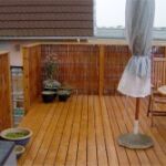 Den hyggelige terrasse har fået god læ mens udsynet til haven er bevaret.