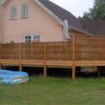 Terrassen har fået læ mens udsynet til haven er bevaret.