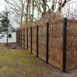 Lodret pile hegn i sektioner hvor det naturlige udseende passer smukt til omgivelserne i Fredensborg.