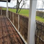 De 3-årig pilestokke er flettet over galvaniserede rundstokke. Den unikke udsigt og læ på terrassen er intakt.