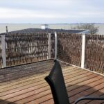 Den unikke udsigt over Arresøen nydes fra terrassen hvor pilehegnet giver dejlig læ for vinden.