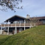 Pilehegnet harmonerer flot til det smukke hus ved Arresøen.