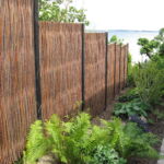 Et flot lodret pile-hegn i forskellige niveauer