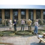 Tre pilehytter etables i en børnehave med forskellige indgange.