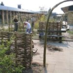 Piltunneller, pilehytter og klatrehegn i pil flettes til en børnehave på Sjælland.