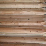 Cylinderdrejet og tilspidsede lærkestolper føres i forskellige længder og tykkelser.