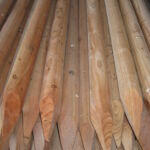 Sylindedrejet og tilspidsede lærkestolper findes i forskellige tykkelser og længder.