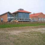 Pilehegnet opført ved Ringsted passer flot til omgivelserne ved det stilfulde hus.