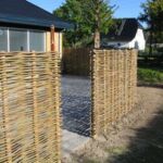 Smukt pilehegn som følger flisebelægningen.