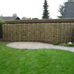 Smuk og harmonisk pilehegn til adskillese mellem garagen og haven.