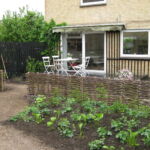 En fin adskillelse til urtehaven hvor udsynet fra stuen er bevaret.