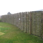 Smukt buet vandret pilehegn med jernlåge med 2-vejs luk ved Liseleje med pilesorten Engelsk Viminalis.