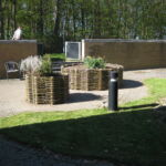 Smukke runde plantekasser pryder området ved Birkobo plejehjem.