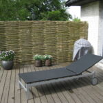 Læ og privatliv kan nydes med fuld udsigt til haven.