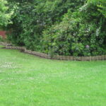 Bedkanter lavet i pil giver havebedet en fin afgrænsning og et let udseende