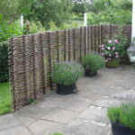 Pilehegnet er opført efter formen på flisbelægningen.