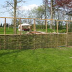 Opdeling af to haver hvor udsynet til den anden have er bevaret. Den galvaniserede låge kan åbnes begge veje.