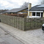 Højden på pilehegnet giver god læ i haven og afskærmer for indkik fra vejen.