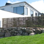 Anvendelse af forskellige naturmaterialer giver et harmonisk udseende til haven.