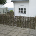 Pilehegnet her i Ålsgårde har to låger lavet i smedejern så der både er nem adgang til haven og huset.