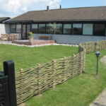 Vandret pilehgn opført som både lige og buet hegn der passer til omgivelserne