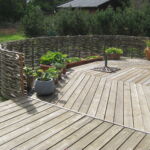 Urtehaven får en fin afgrænsning til haven og giver læ til planterne.