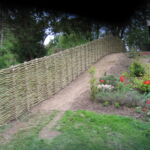 Det vandrette pilehegn følger helt naturligt det skrående terræn.