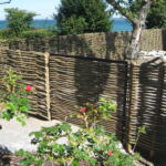 Den special fremstillede smedejernslåge med pil kan åbnes begge veje