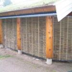 Pilehegnet er en smuk og meget harmonisk løsning til redskabsskuret. Smedejernslågen kan åbnes begge veje.