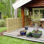 En smuk og harmonisk afskærmning ved terrassen.