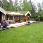 Pilehegnet danner en smuk og naturlig afslutning ved terrassen.