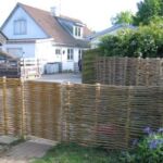 Vandret pilehegn med galvaniseret låge som kan åbnes begge veje.